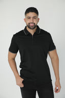 Polo liso con cierre corto y ribete oscuro — Ref. 202607