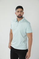 Polo liso con cierre corto y ribete oscuro — Ref. 202607