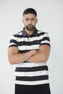 Polo de rayas anchas con cuello en contraste — Ref. 202601