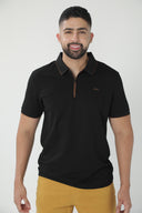 Polo liso con cierre corto y ribete de contraste — Ref. 202606