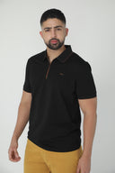 Polo liso con cierre corto y ribete de contraste — Ref. 202606