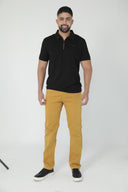 Polo liso con cierre corto y ribete de contraste — Ref. 202606