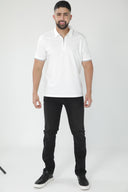 Polo liso con cierre corto y ribete oscuro — Ref. 202607
