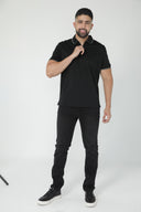 Polo liso con cierre corto y ribete oscuro — Ref. 202607