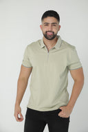 Polo liso con cierre corto y ribete oscuro — Ref. 202607