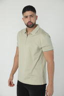 Polo liso con cierre corto y ribete oscuro — Ref. 202607