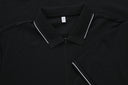 Polo liso con cierre corto y ribete oscuro — Ref. 202607