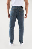 Jean de cinco bolsillos con corte entubado — Ref. 102601-4